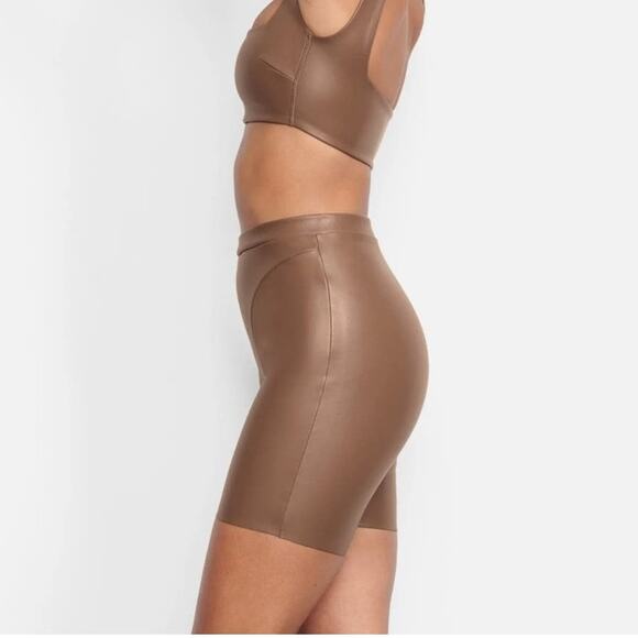 Skims Faux Leather Biker Shorts Jasper NEW Women's XS - Picture 4 of 8
